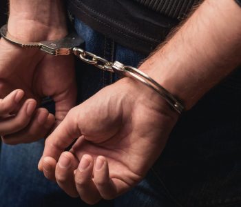 Arrestohet 19-vjeçari i dënuar me tri vite burgim për bashkëjetesë me një të mitur