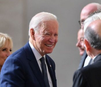 Biden zbarkon në Evropë përpara samitit të klimës