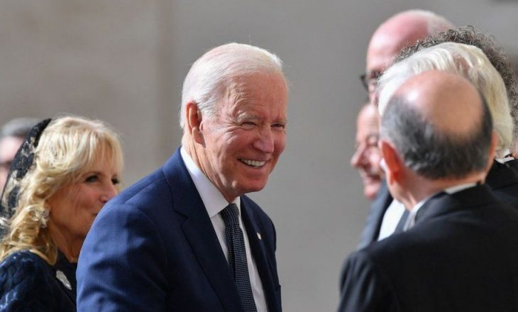 Biden zbarkon në Evropë përpara samitit të klimës