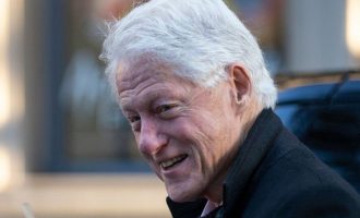Bill Clintoni shtrihet në spital