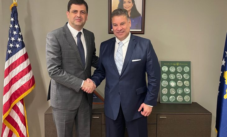 Gabriel Escobar viziton Ambasadën e Kosovës në Washington
