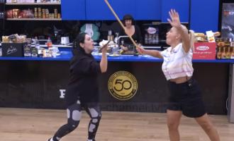 Si e presin banorët kur Monika dhe Fifi tregojnë se “debati” i tyre ishte thjesht lojë