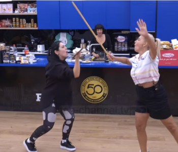 Si e presin banorët kur Monika dhe Fifi tregojnë se “debati” i tyre ishte thjesht lojë