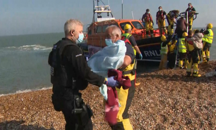 Foshnja e sapolindur shpëtohet nga shërbimet e urgjencës së Anglisë pas nëntë orësh në det