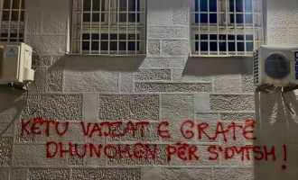 Gjykata në Pejë mbushet me mbishkrime pas dënimit me 8 muaj burgim të personit që dhunoi një 15-vjeçare