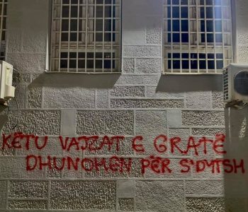 Gjykata në Pejë mbushet me mbishkrime pas dënimit me 8 muaj burgim të personit që dhunoi një 15-vjeçare