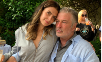 Gruaja e Alec Baldwin reagon pas vrasjes në xhirimet e filmit