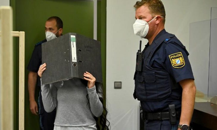E la të vdiste fëmijën nga etja në diell, dënohet me 10 vjet burg gruaja gjermane