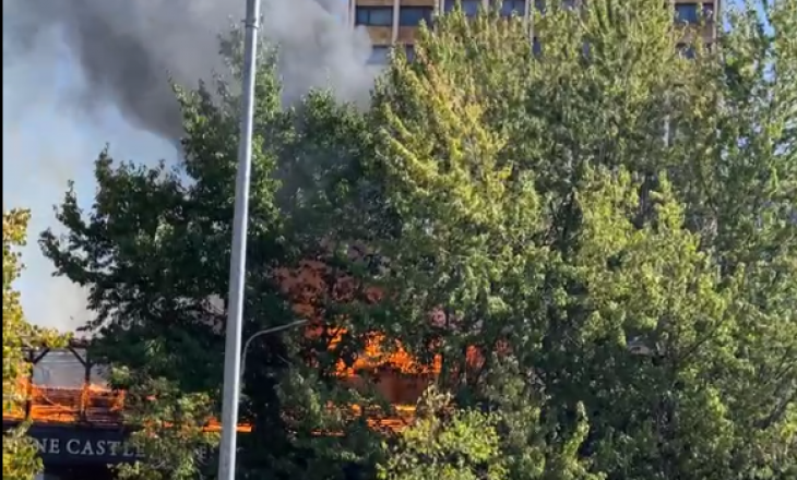 Zjarr në qendër të Prishtinës, digjet një lokal