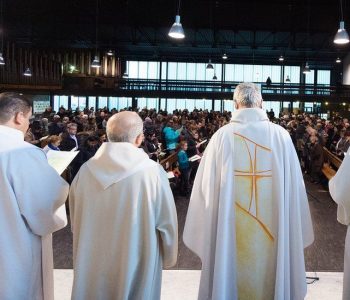 Mbi 200 mijë fëmijë viktima të abuzimit nga priftërinjtë katolikë francezë nga viti 1950