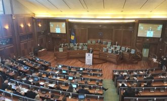 Opozita kritikon marrëveshjen për targat, VV-ja thotë se Serbia e njohu Kosovën