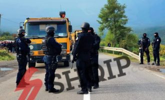 Largohen kamionët e fundit nga Jarinja (VIDEO)