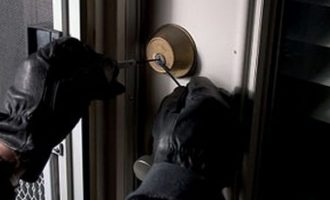 Grabitje në Pejë: Hajnat e lidhin me litar pronarin dhe bashkëshorten e tij