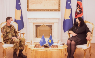Presidentja dekoron me Medaljen Presidenciale Ushtarake komandantin e KFOR-it