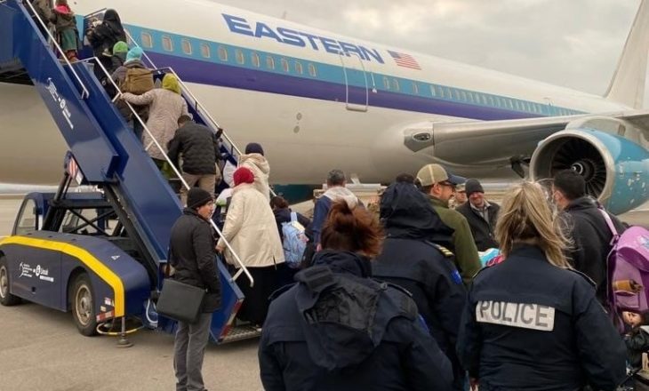 Edhe 54 afganë të tjerë largohen nga Kosova për në SHBA