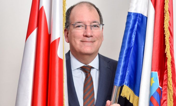 Ambasadori kanadez mbështet Qeverinë për targat: Reagimi serb me rusë në kufi – i tepruar