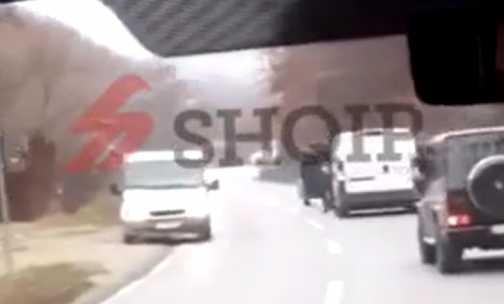 Persona të armatosur gjuajnë me armë zjarri një veturë që transportonte para (VIDEO)