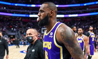 James rikthehet nga lëndimi, Lakers i kthehen fitoreve