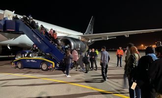 Mbi 100 afganë largohen nga Kosova drejt ShBA-së