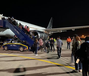 Mbi 100 afganë largohen nga Kosova drejt ShBA-së