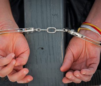 Mosmarrëveshje për parking, 66-vjeçari kërcënon 79-vjeçaren në Brezovicë