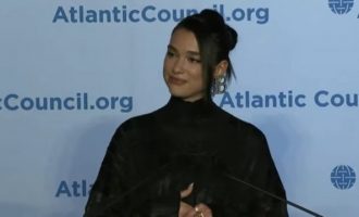 Dua Lipa nderohet me çmimin “Artistja e shquar e vitit 2021”, flet me krenari për Kosovën