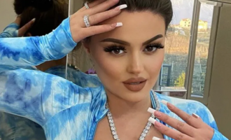 Enca ndan me fansat e saj një lajm të trishtë