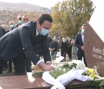 Kurti bën homazhe te varri i Astrit Deharit: Ishte viktimë e krimit politik