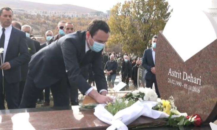 Kurti bën homazhe te varri i Astrit Deharit: Ishte viktimë e krimit politik