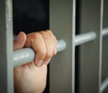 Një muaj paraburgim për djalin e kryetarit të Junikut, i dyshuar për ryshfet lidhur me vota