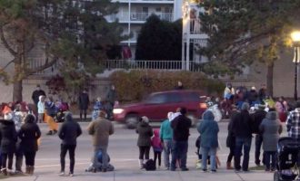 Pesë të vdekur në SHBA, vetura hyri në mes të turmës