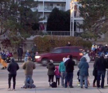 Pesë të vdekur në SHBA, vetura hyri në mes të turmës