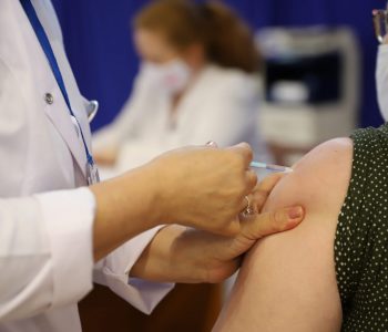 Ministria e Shëndetësisë: Personat që e kanë kaluar COVID-19, të vaksinohen
