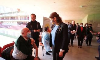 Shqipëria nis vaksinimin e mantelbardhëve me dozën e tretë