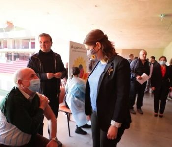 Shqipëria nis vaksinimin e mantelbardhëve me dozën e tretë