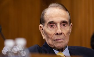 Vdes ish-senatori Bob Dole