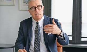 Vdes komandanti i parë i KFOR-it në Kosovë, Klaus Reinhardt