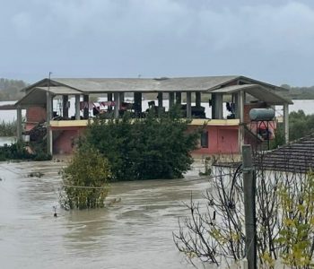 Përmbytjet në Fier dhe Vlorë, pezullohet mësimi në këto shkolla