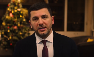 Krasniqi uron qytetarët për Vitin e Ri e veçanërisht Thaçin e Veselin