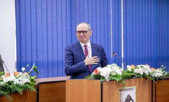 Agim Aliu betohet si kryetar i Ferizajt për edhe një mandat