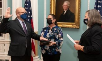 Jeffrey Hovenier betohet si ambasador i SHBA-së në Kosovë