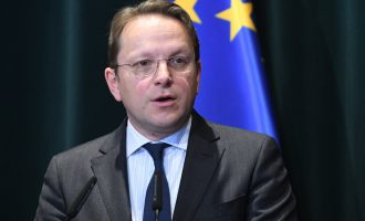 Varhelyi i shqetësuar: Vonimi i integrimit për Ballkanin Perëndimor e humb besimin te BE-ja