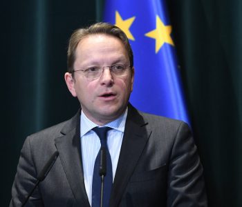 Varhelyi i shqetësuar: Vonimi i integrimit për Ballkanin Perëndimor e humb besimin te BE-ja