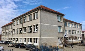 Në Malishevë protestohet pasi zëvendësdrejtori sulmoi seksualisht një nxënëse