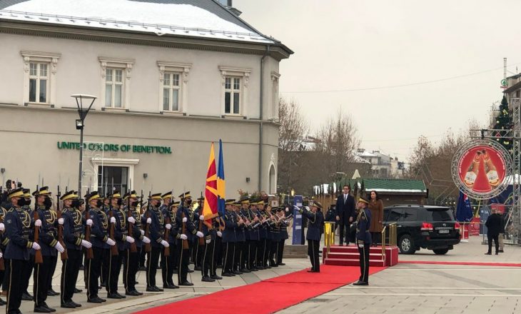Pendarovsk vjen në Prishtinë, Osmani e pret me ceremoni shtetërore