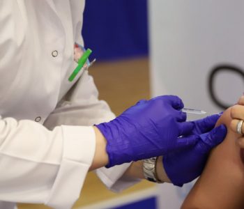 Nga nesër fillon dhënia e dozës përforcuese dhe dozës së tretë të vaksinës anti-COVID