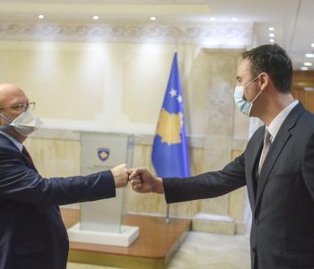 Konjufca i uron mirëseardhje ambasadorit të ri amerikan në Kosovë