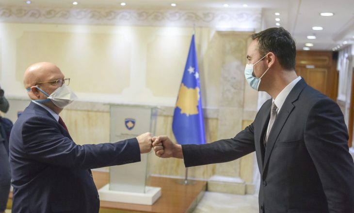Konjufca i uron mirëseardhje ambasadorit të ri amerikan në Kosovë