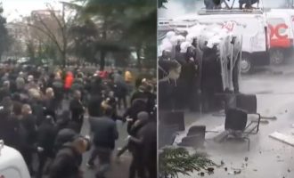 Policia ndërhyn në protestën që po mbahet në Tiranë