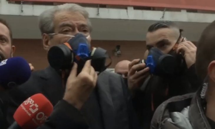 Berisha shfaqet me maskë kundër gazit lotsjellës